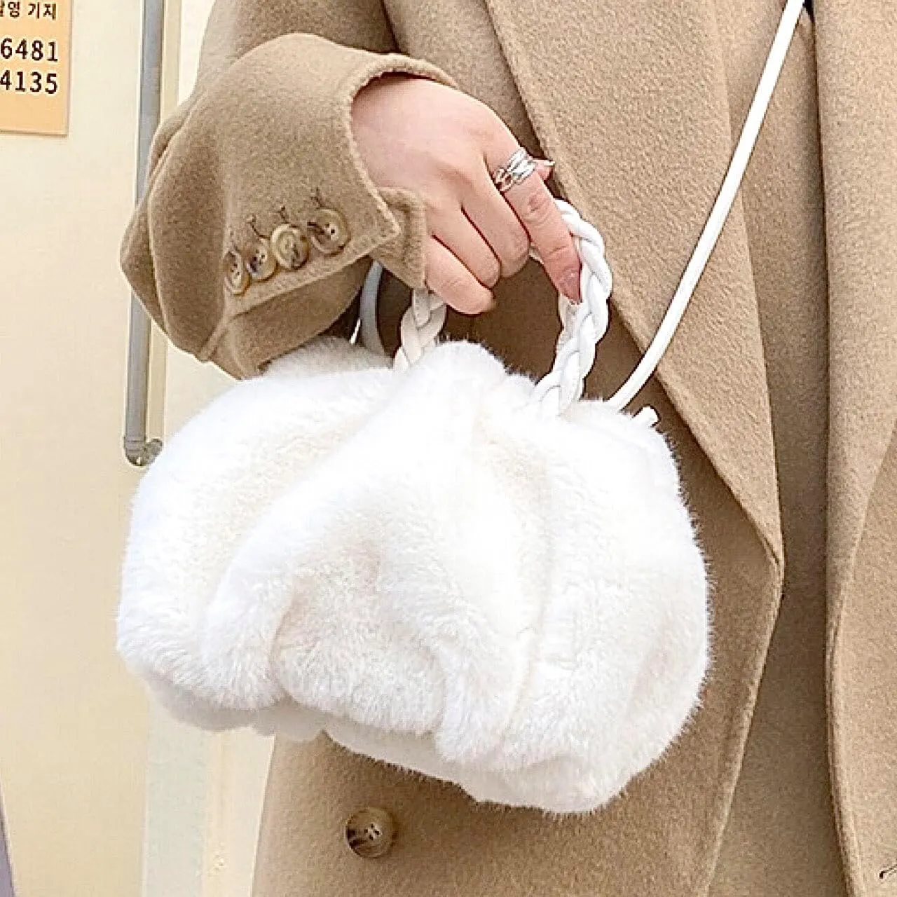 Cloud Shoulder Bag Furry Purse Fluffy Fuzzy Handbags for Women Plush Faux Fur Small Mini Bag for Autumn Winter