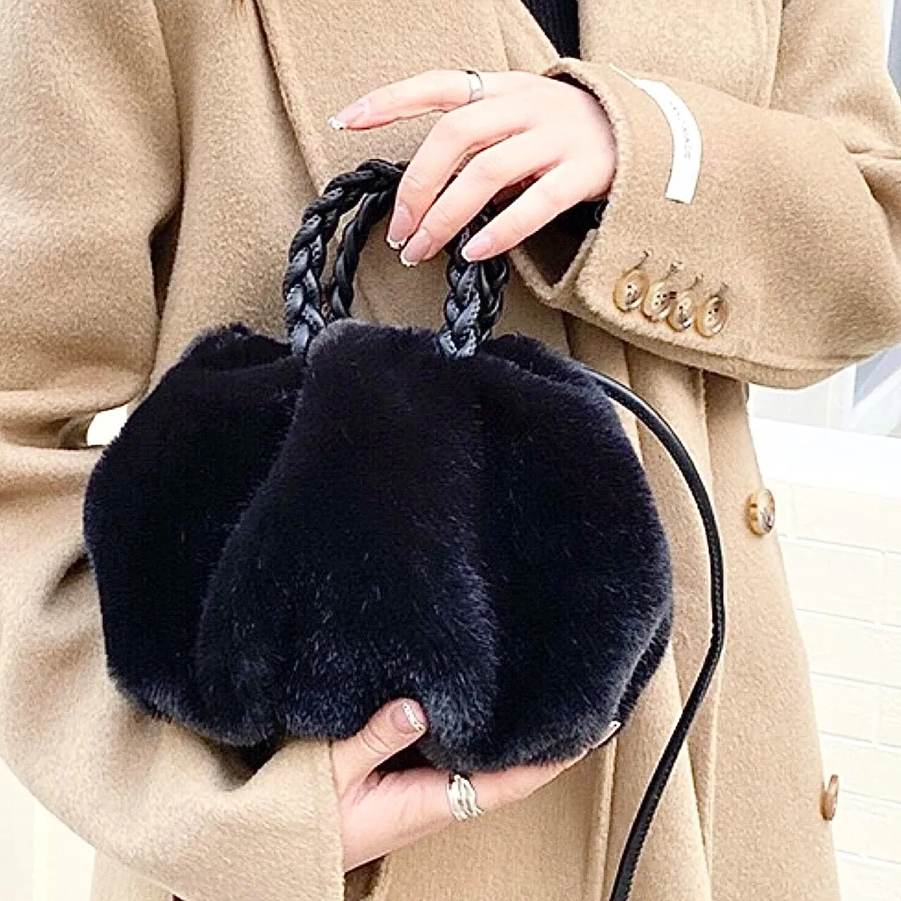 Cloud Shoulder Bag Furry Purse Fluffy Fuzzy Handbags for Women Plush Faux Fur Small Mini Bag for Autumn Winter