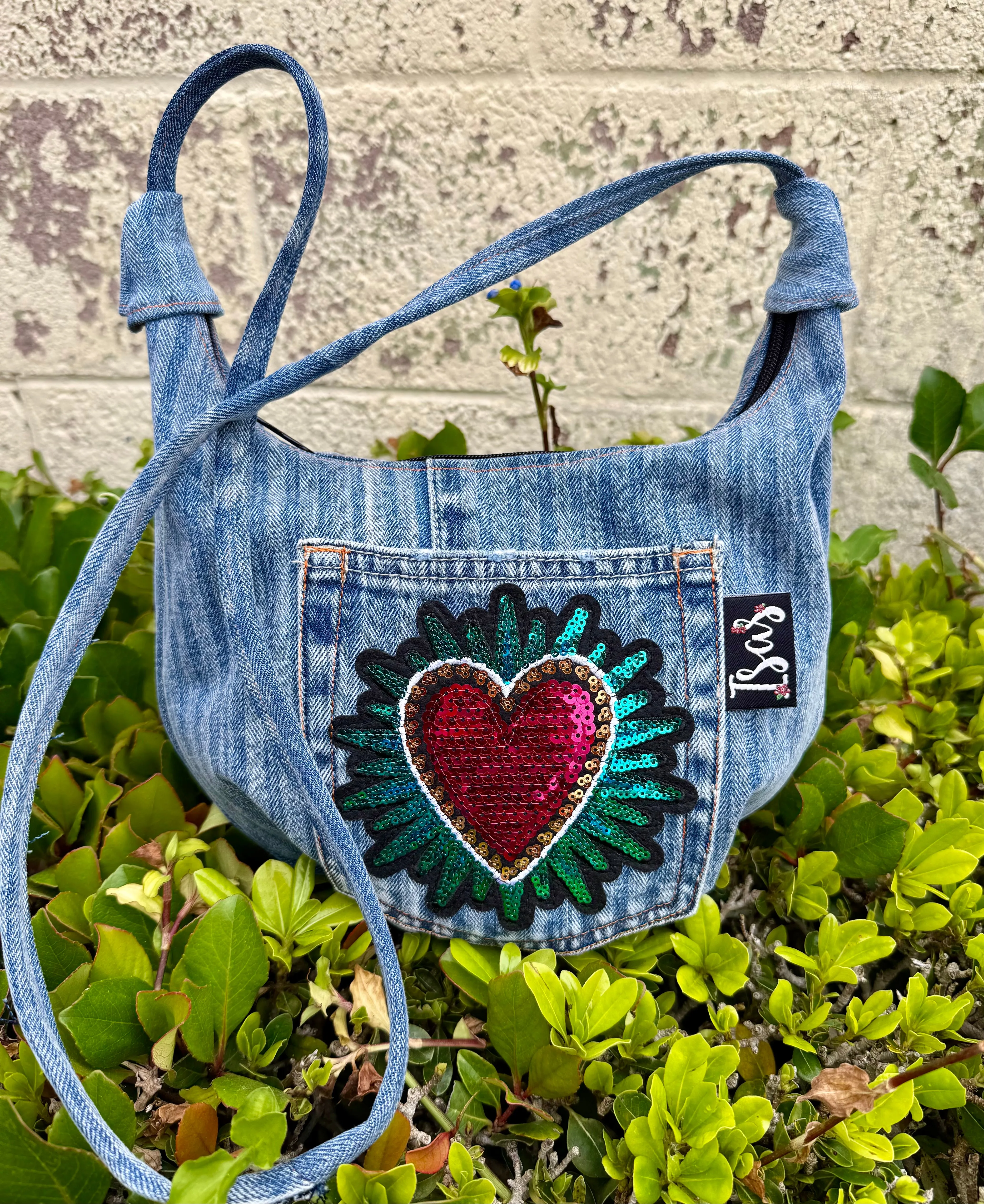La Denim Bolsita/ Denim Crossbody bag w/Heart appliqué