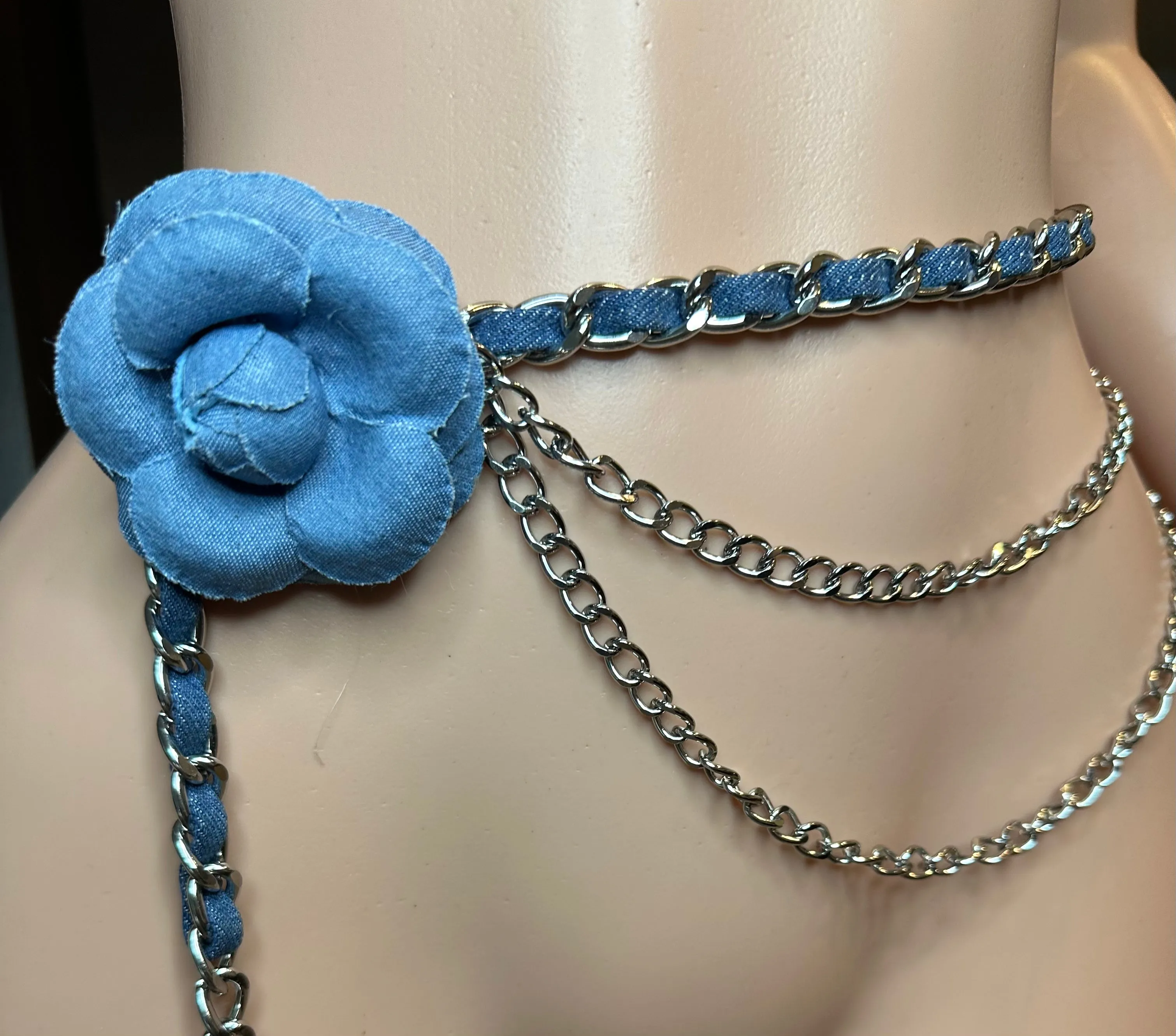 LINKS AND FLORALS CHAIN BELT